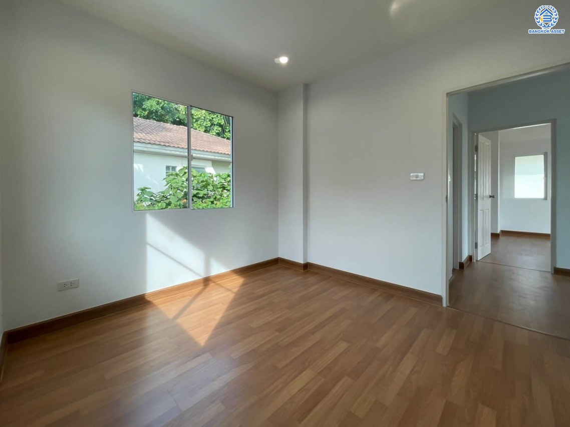 บ้านมือสองตกแต่งใหม่ คุณภาพระดับ L&H โครงการ ชลลดา วัดลาดปลาดุก บนเนื้อที่ 52.5 ตร.ว. ฟังก์ชัน 3 ห้องนอน 2 ห้องน้ำ 2 ที่จอดรถ บนทำเลศักยภาพ เพียง 15 นาทีถึง เซ็นทรัลเวสท์เกต ใกล้รถไฟฟ้าสายสีม่วง "สถานีคลองบางไผ่"